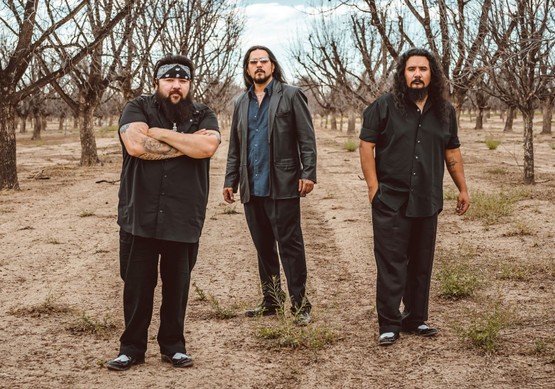 Los Lonely Boys standing outside